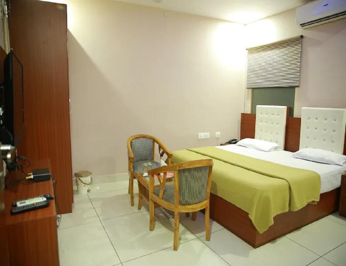 Hotel Kings, Rohtak Экстерьер фото
